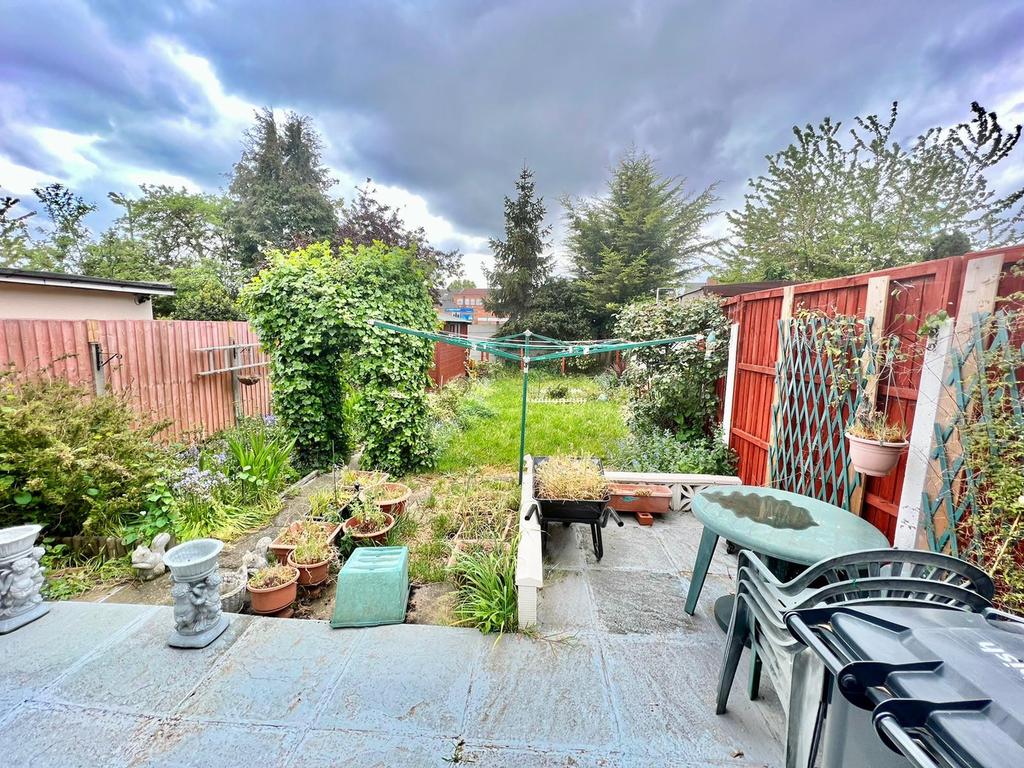 Stanhope Park Road, Greenford... 2 bed bungalow £1,675 pcm (£387 pw)
