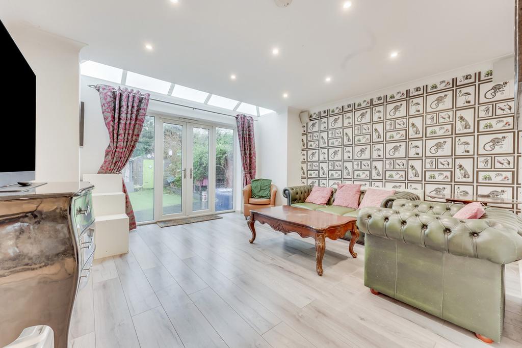 Mountdale Gardens, Leighonsea, SS9 3 bed detached house £1,645 pcm