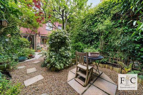 27 Toyne Way, London, N6 4EG