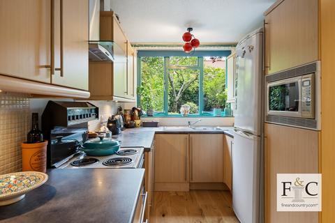 27 Toyne Way, London, N6 4EG