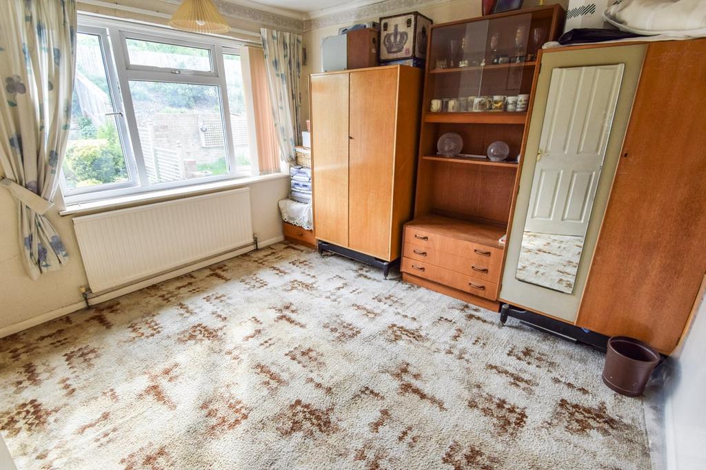 Carlton Crescent, Chatham, ME5 3 bed semidetached house £320,000