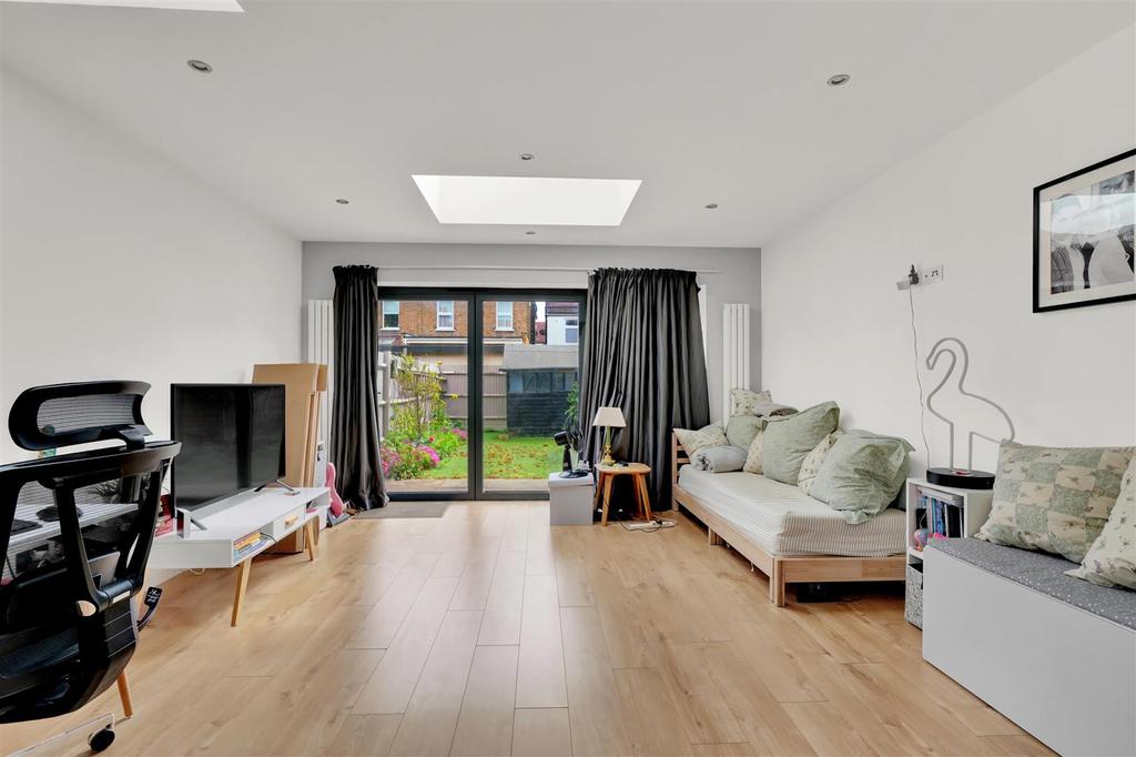 Dudley Gardens, Ealing 1 bed flat £1,550 pcm (£358 pw)