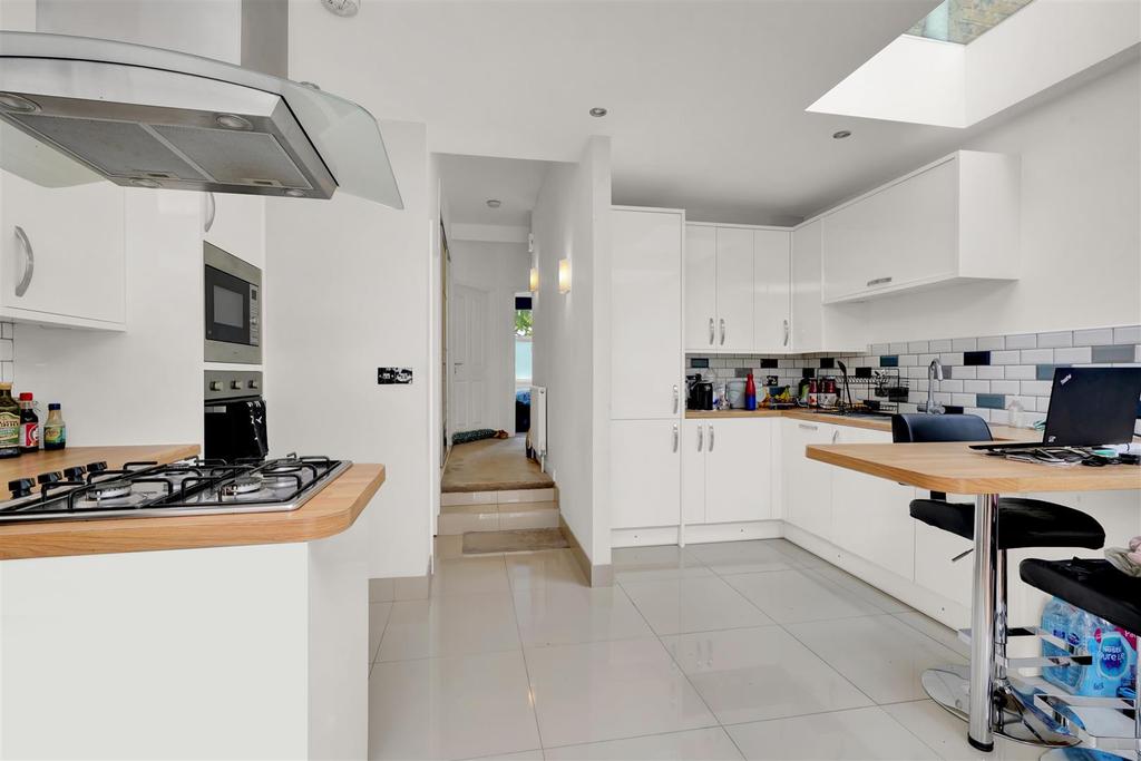 Dudley Gardens, Ealing 1 bed flat £1,550 pcm (£358 pw)