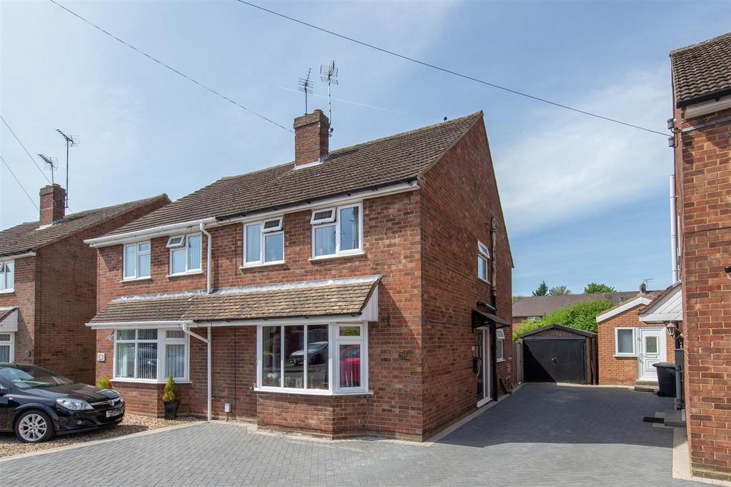 Brooklands Close, Luton, Bedfordshire 3 bed semidetached house £350,000