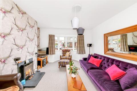3 bedroom detached bungalow for sale - Turnshaw Avenue, Kirkburton, Huddersfield