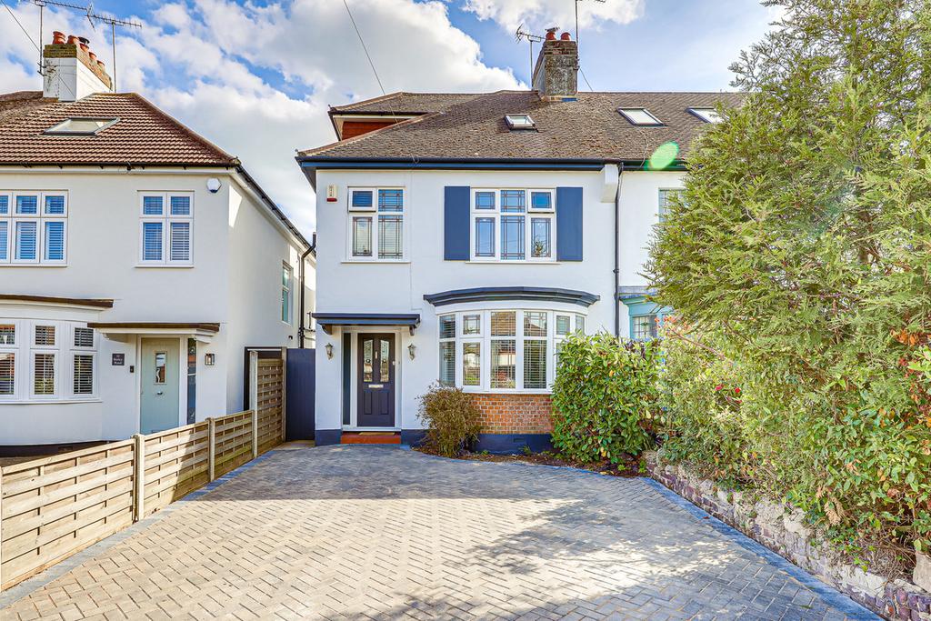 Bailey Road, Leighonsea, SS9 3 bed semidetached house £685,000