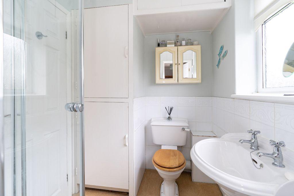 Ensuite to Bed 1