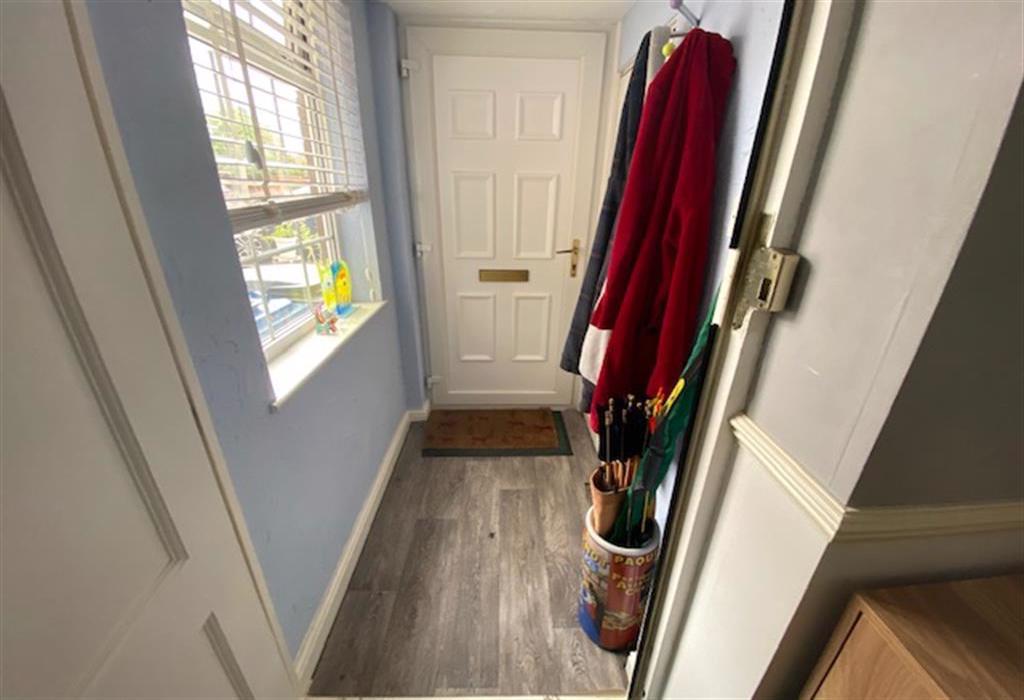 Netherbridge Avenue, Lichfield, Staffs 2 bed terraced house £800 pcm