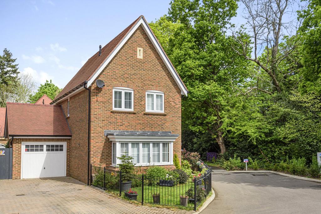 Rowan Grove, Cranleigh, GU6 3 bed detached house £599,950