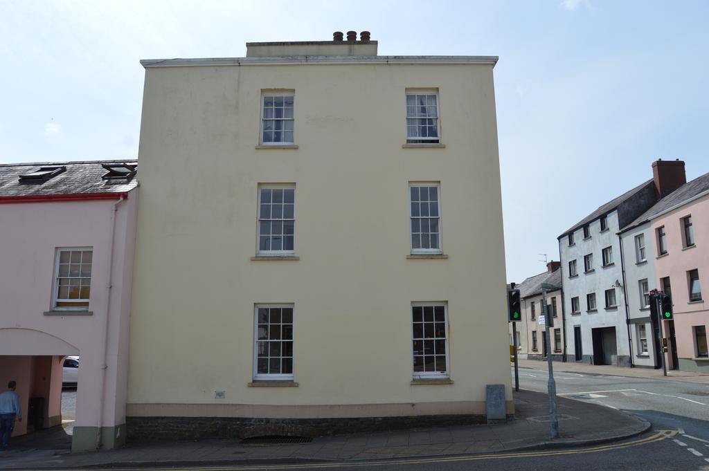 Spilman Street, Carmarthen SA31 1 bed flat £475 pcm (£110 pw)