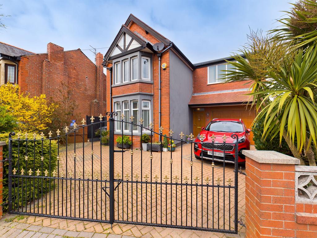Lennox Gate, Blackpool, FY4 3 bed detached house £250,000