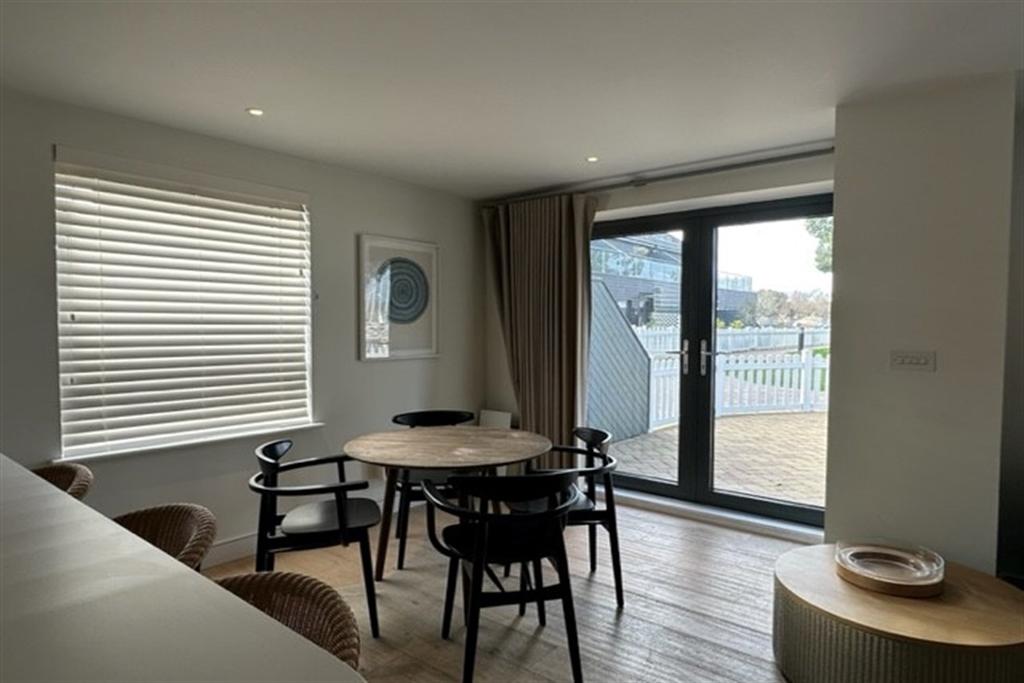 The Salterns, Chichester Marina... 2 bed flat £1,700 pcm (£392 pw)