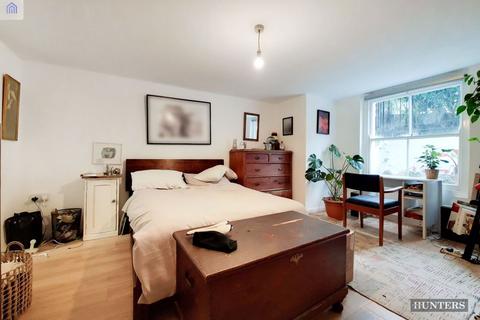 3 bedroom flat to rent - F - Lower ground Flat 180 Lower Clapton Road, London