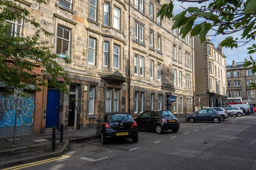 Edina Street, Easter Road, Edinburgh... 2 bed flat £1,000 pcm (£231 pw)