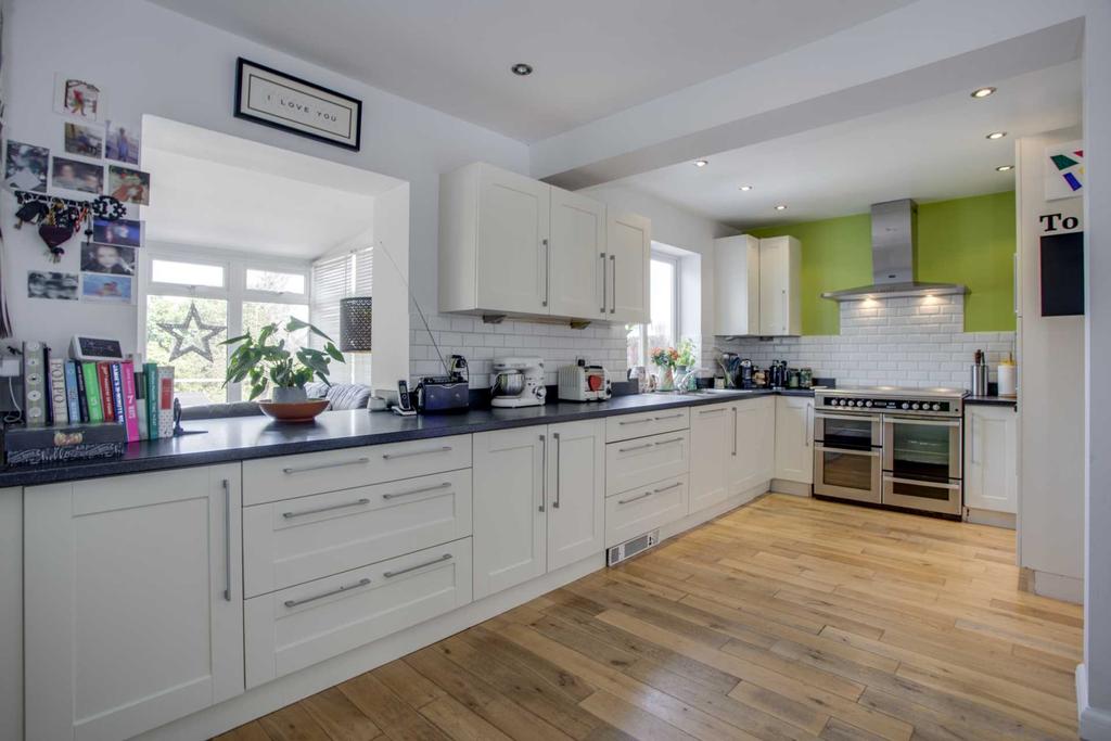Highland Drive, Bushey 5 bed semidetached house £760,000