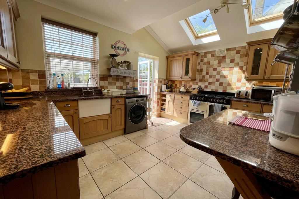 Victoria Road, Polegate, East Sussex, BN26 3 bed detached house £460,000