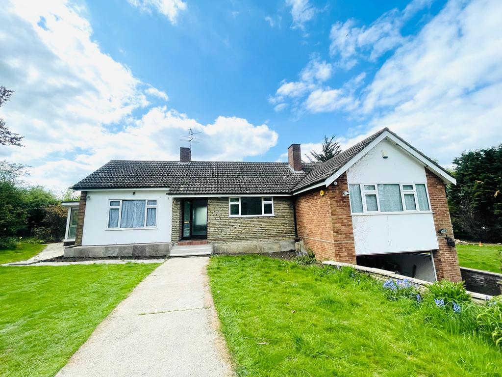 Mope Lane, Wickham CM8 3 bed detached bungalow £2,300 pcm (£