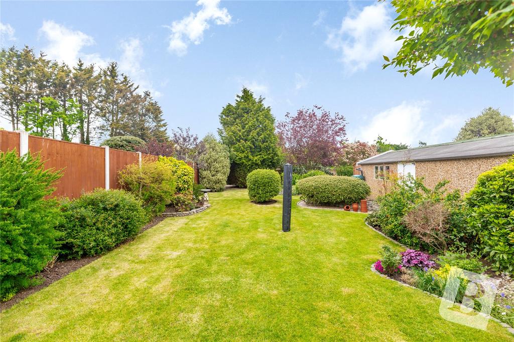 Hacton Drive, Hornchurch, RM12 3 bed semidetached house £600,000