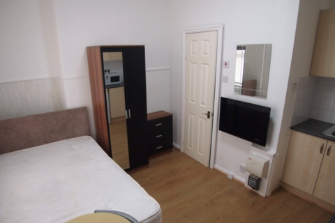 82 Harlech Road, Leeds, LS11 7DG