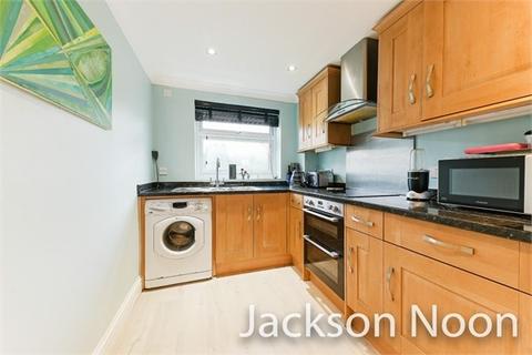 2 bedroom ground floor flat for sale - Huntsmoor Road, West Ewell, KT19