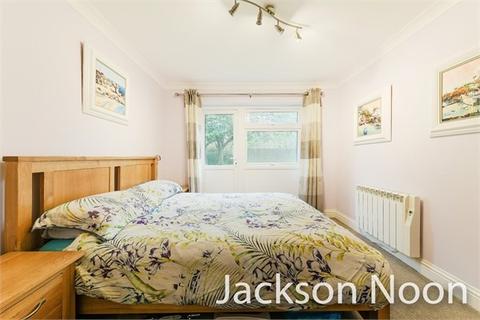 2 bedroom ground floor flat for sale - Huntsmoor Road, West Ewell, KT19