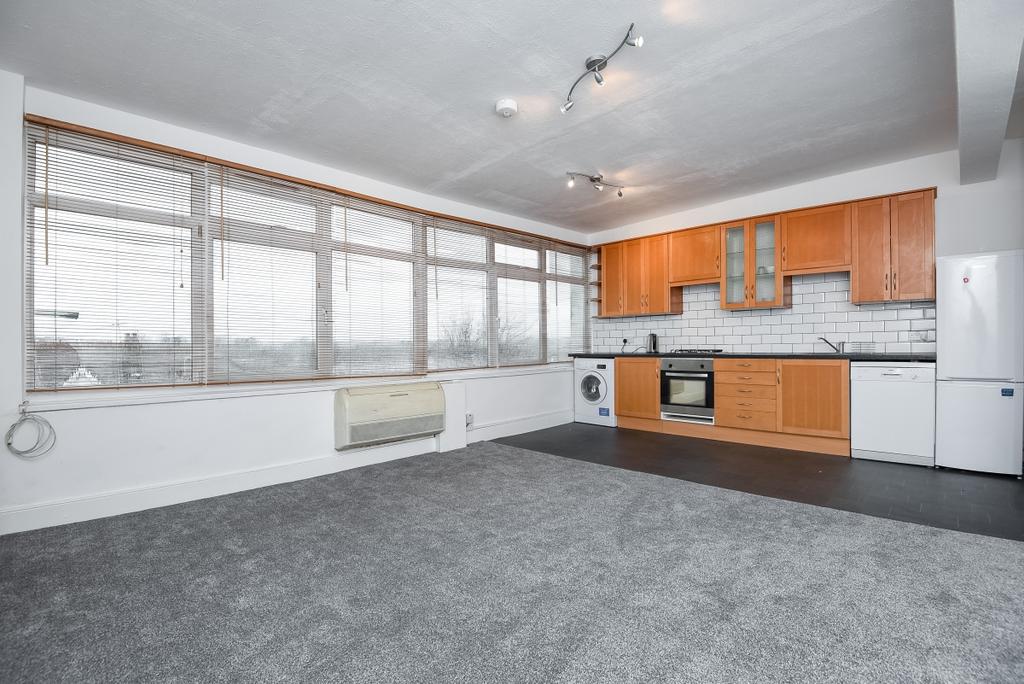 Colney Hatch Lane Muswell Hill N10 2 bed flat £1,500 pcm (£346 pw)