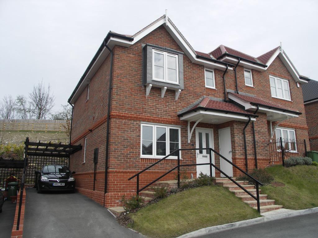 Apple Tree Close, High HP13 3 bed semidetached house £1,495