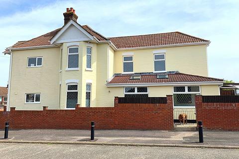 4 bedroom detached house for sale - VERSATILE ACCOMMODATION! A MUST SEE! OFF ROAD PARKING!