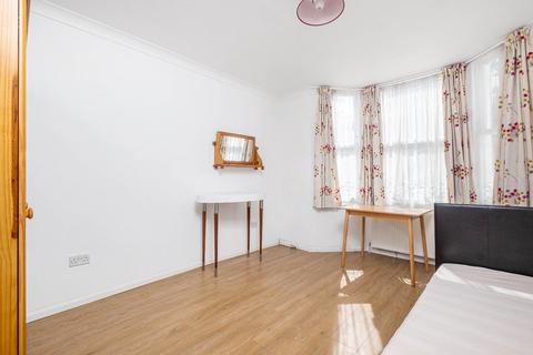 3 bedroom flat to rent, Chaldon Road, London, SW6