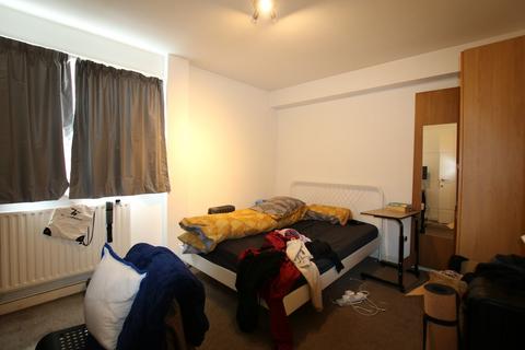 2 bedroom ground floor flat to rent, Fleetwood Road, London, NW10