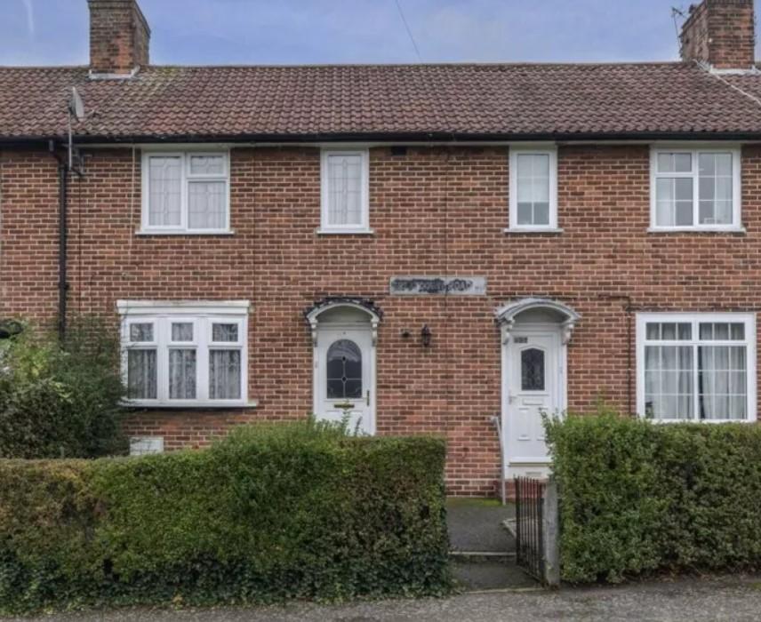Three Bedroom House Hanwell 3 bed semidetached house £2,080 pcm (£