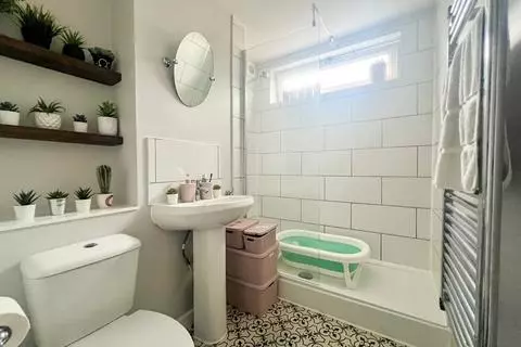 2 bedroom apartment to rent - View 4