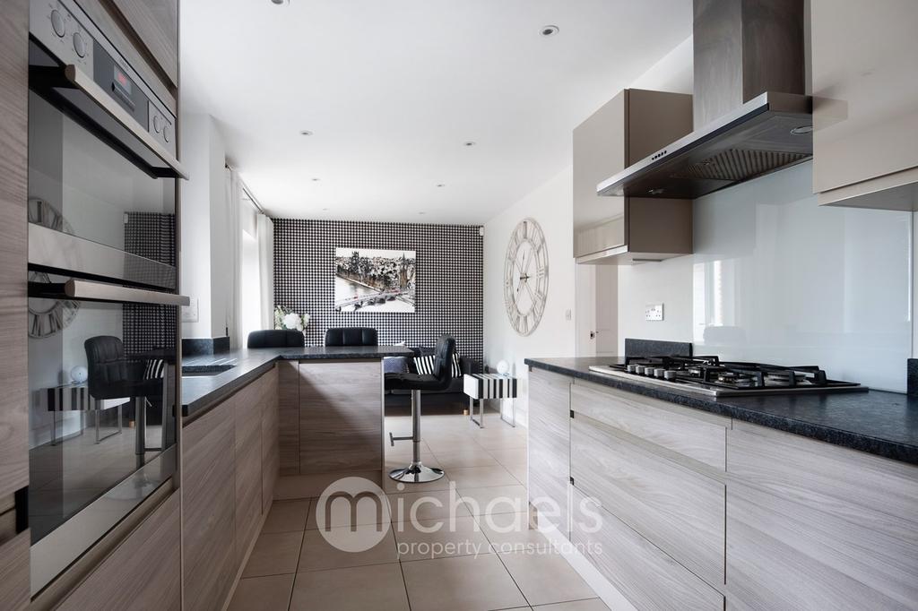 Cecily Avenue, Braintree, CM7 5 bed detached house £650,000