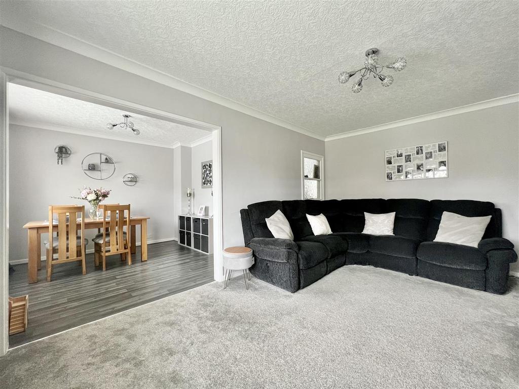 Milestone Drive, Hagley, Stourbridge 3 bed semidetached house £375,000