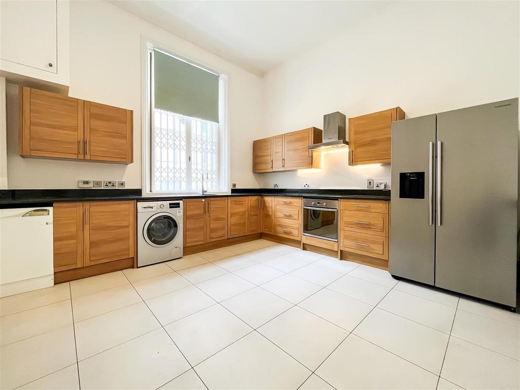 Carlisle Mansions, Victoria, SW1P 3 bed apartment £5,633 pcm (£1,300 pw)