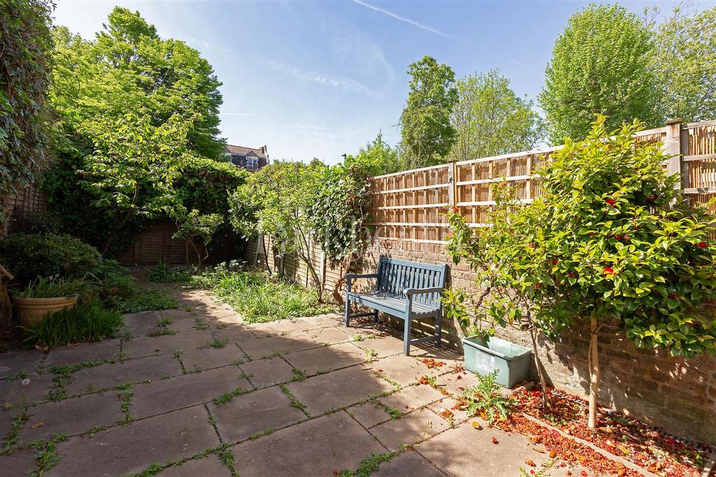 Hazel Road, Kensal Green NW10 3 bed terraced house £2,600 pcm (£600 pw)