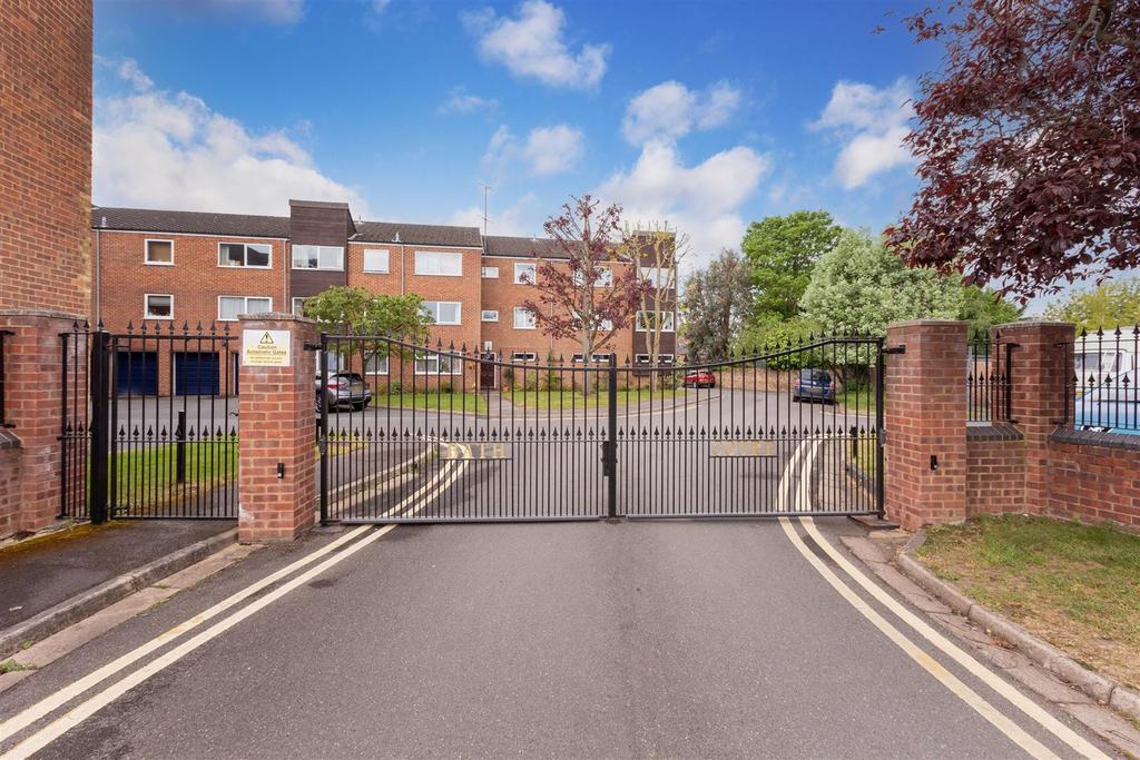 Bath Court, Powney Road, Maidenhead 2 bed flat £265,000