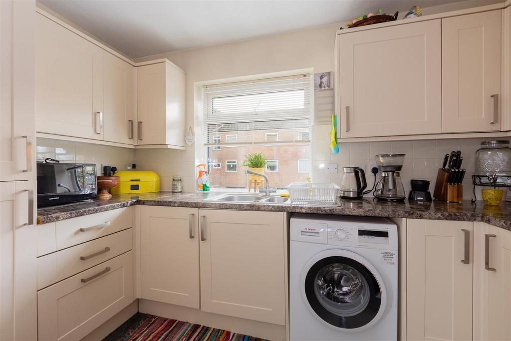 Bath Court, Powney Road, Maidenhead 2 bed flat £265,000