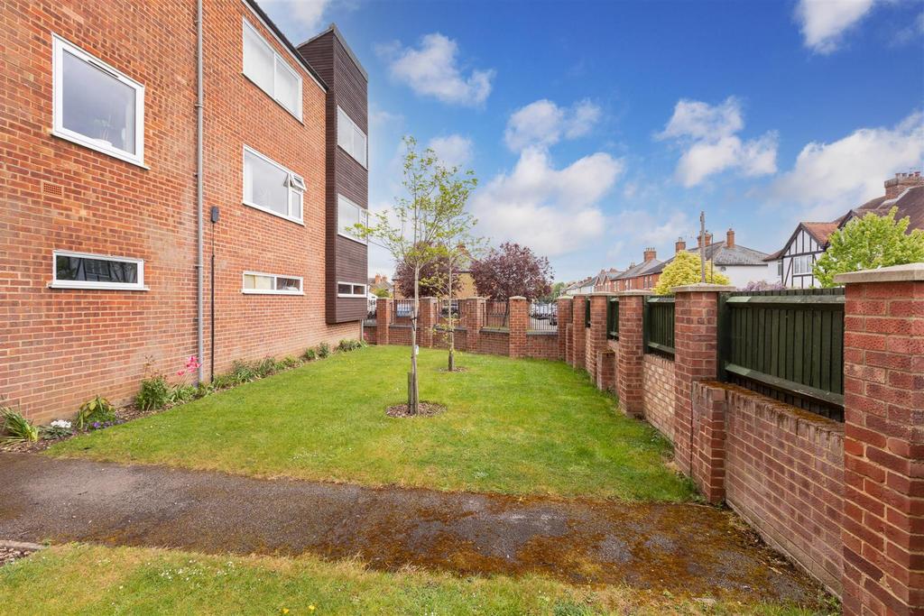 Bath Court, Powney Road, Maidenhead 2 bed flat £265,000