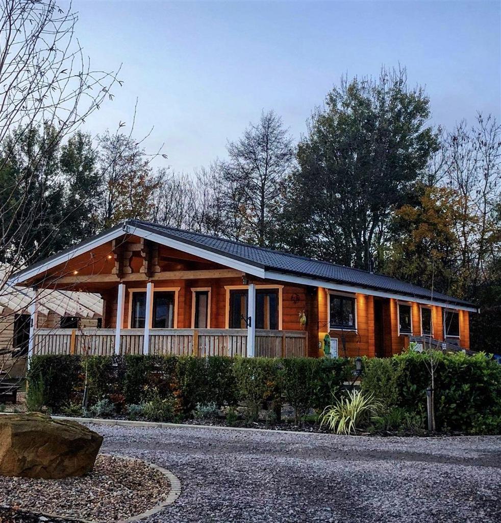 Frisby Lakes Luxury Lodge Park