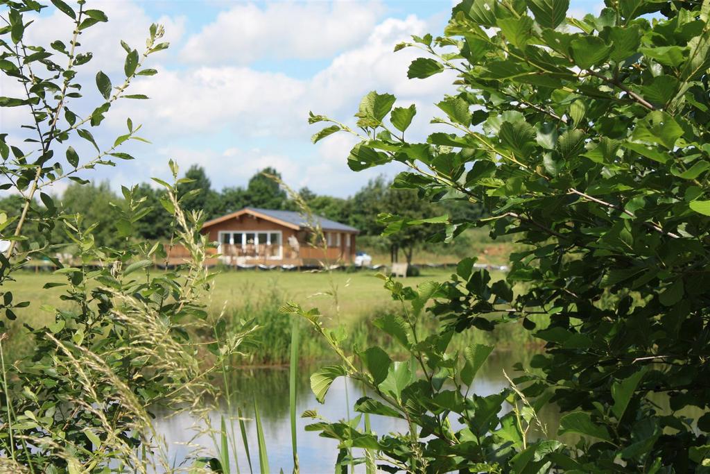 Frisby Lakes Luxury Lodge Park