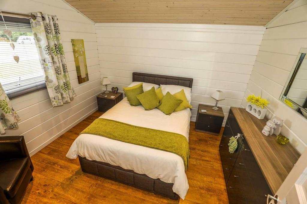 Frisby Lakes Luxury Lodge Park