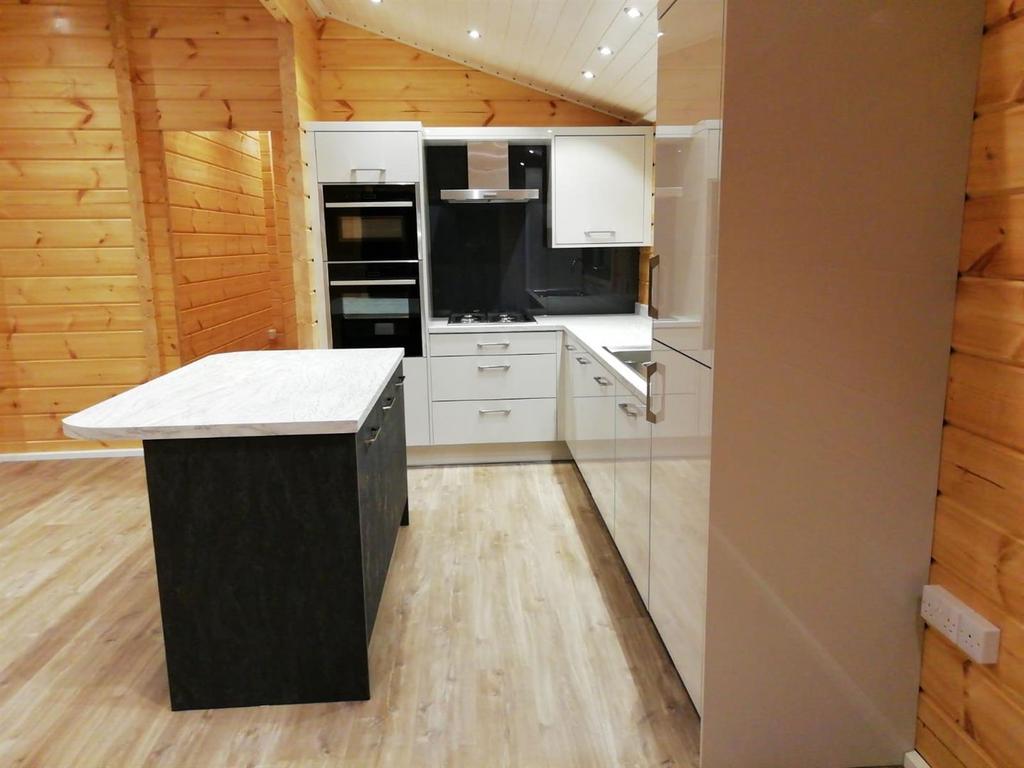 Frisby Lakes Luxury Lodge Park