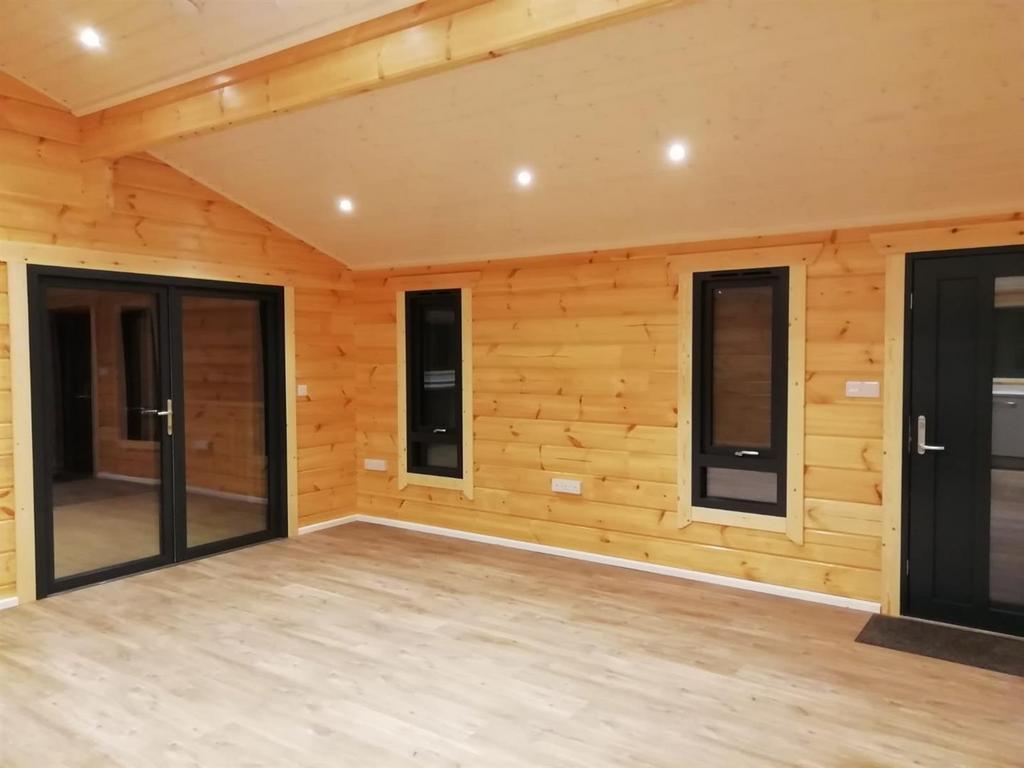 Frisby Lakes Luxury Lodge Park