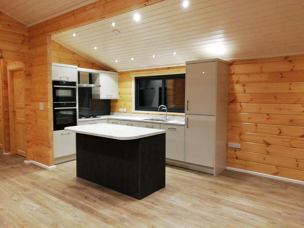 Frisby Lakes Luxury Lodge Park