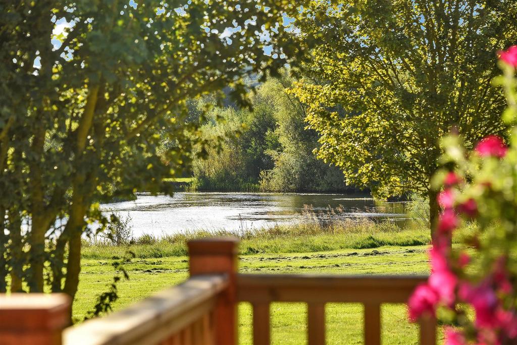 Frisby Lakes Luxury Lodge Park