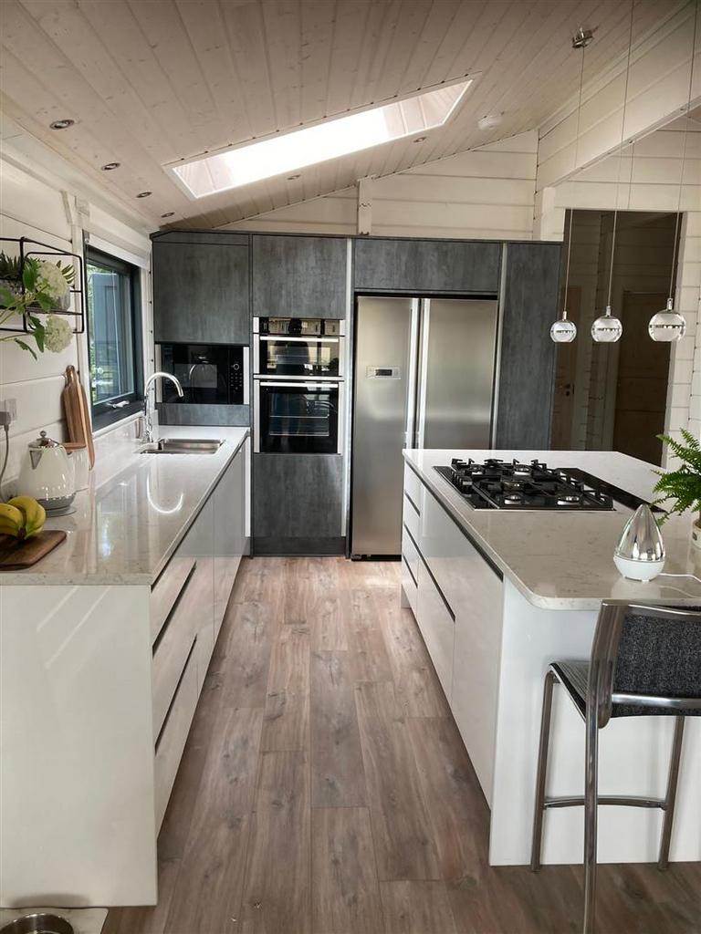 Frisby Lakes Luxury Lodge Park