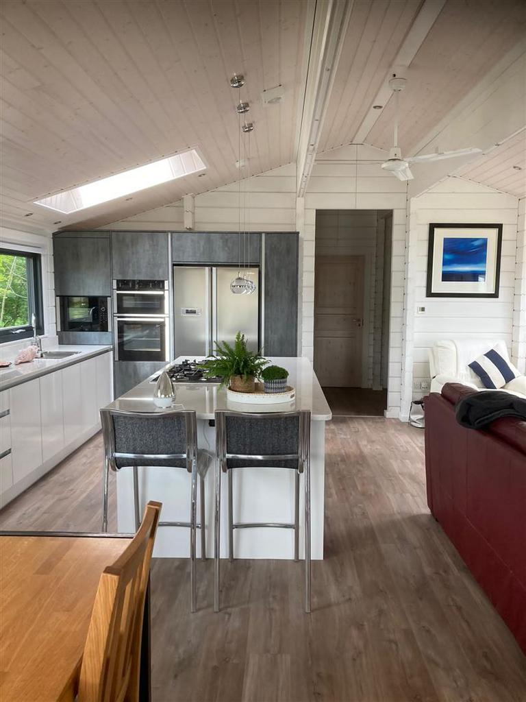 Frisby Lakes Luxury Lodge Park