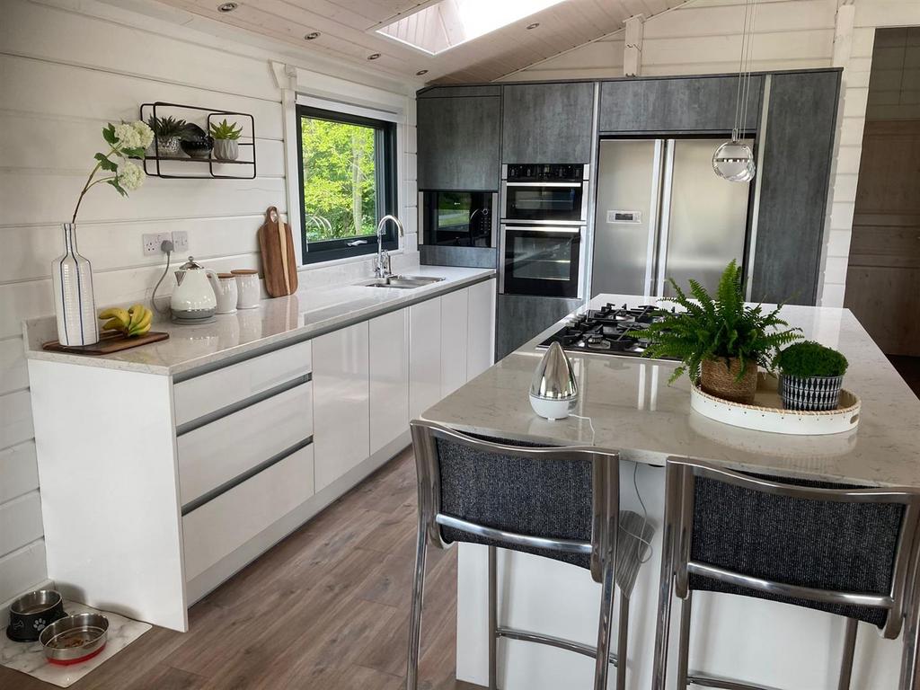 Frisby Lakes Luxury Lodge Park