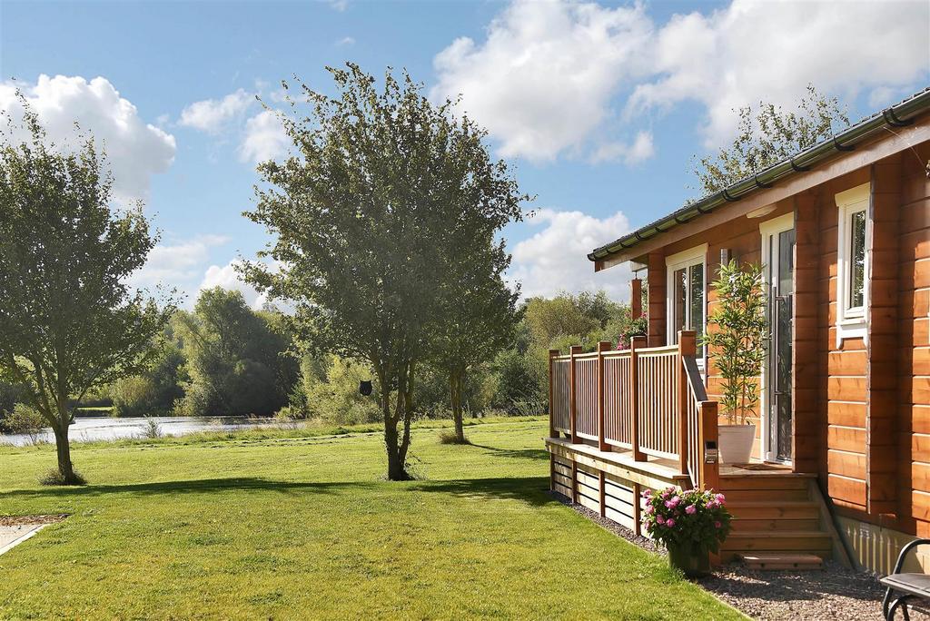 Frisby Lakes Luxury Lodge Park